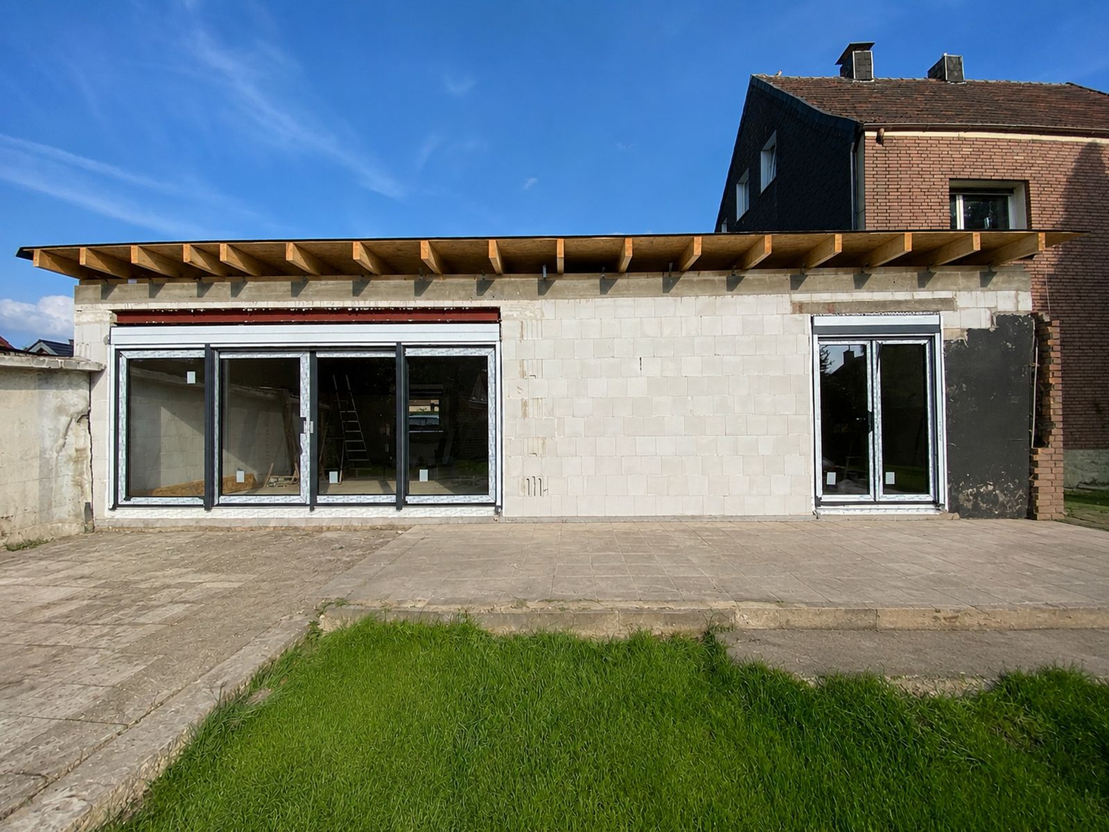 Neubau-Anbau mit großen Schüco Fensterelementen