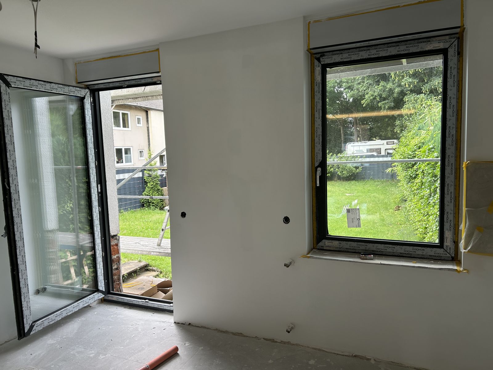 Innenansicht neu montierter Fenster und Balkontür