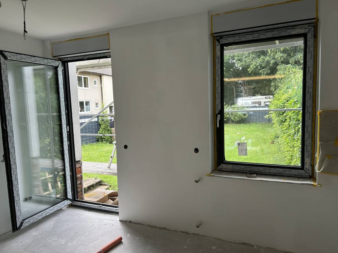 Eckfenster und Terrassentür mit Blick in den Garten